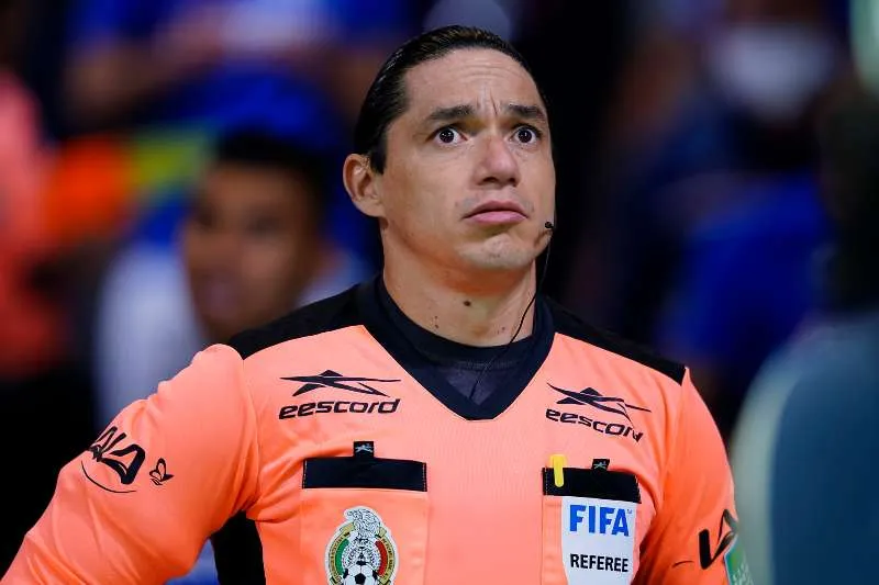 Óscar Macías previo a un partido