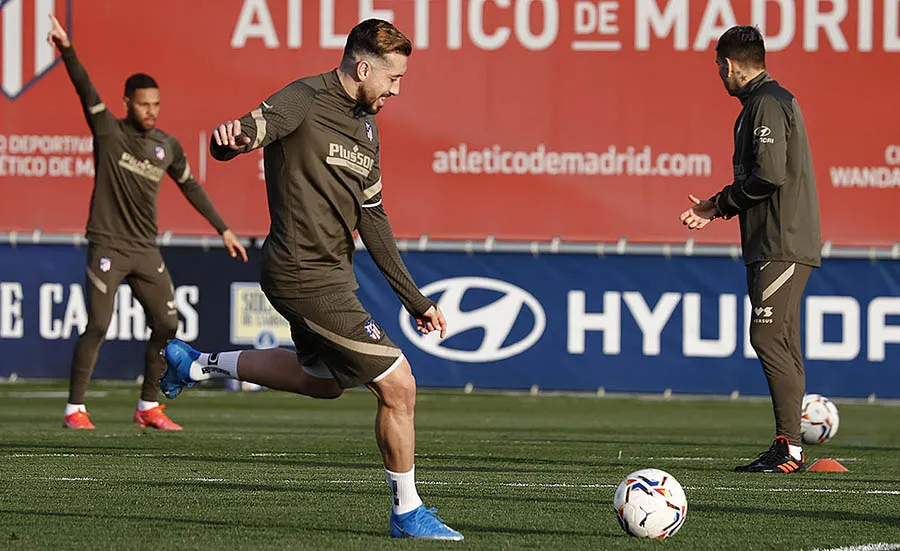 Héctor Herrera en práctica de los colchoneros