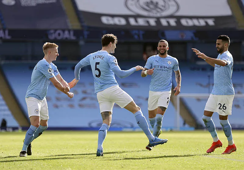Jugadores del Manchester City festejan una anotación
