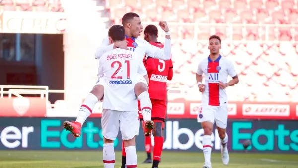 Mbappé celebrando con su compañero Ander Herrera