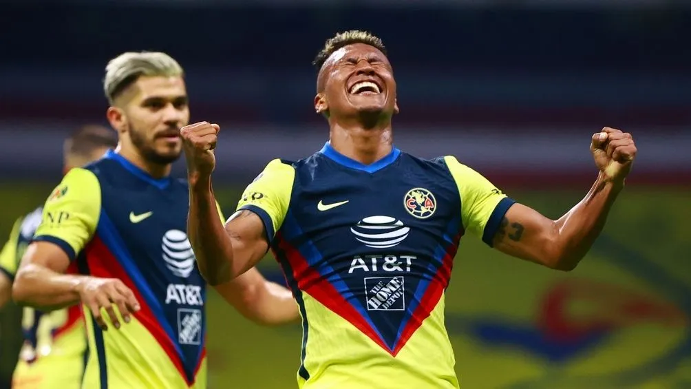 Aquino festeja su gol