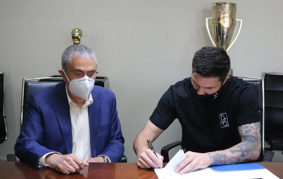 TWITTER @TigresOficial Gignac al firmar la extensión de su contrato con Tigres