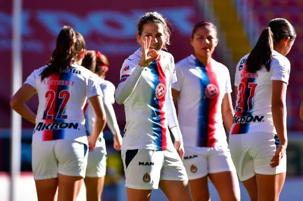 IMAGO7 Alicia Cervantes en festejo con Chivas