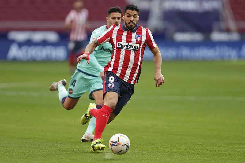 AP Luis Suárez durante un duelo con el Atlético de Madrid