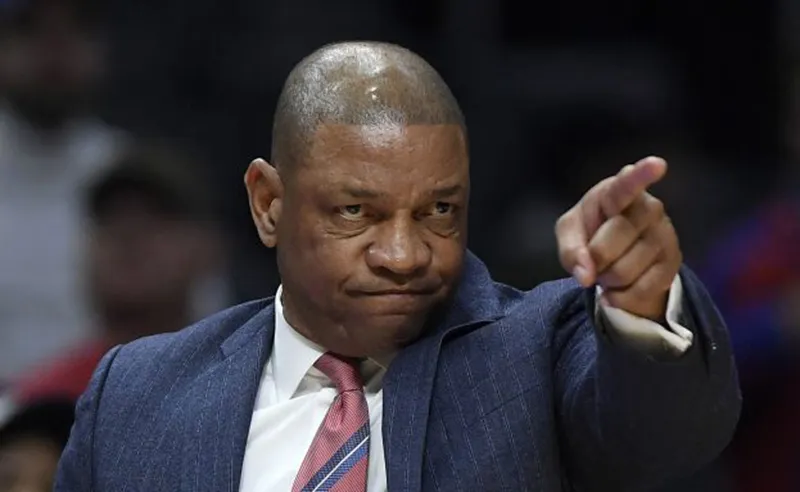Doc Rivers dirigiendo a los Sixers