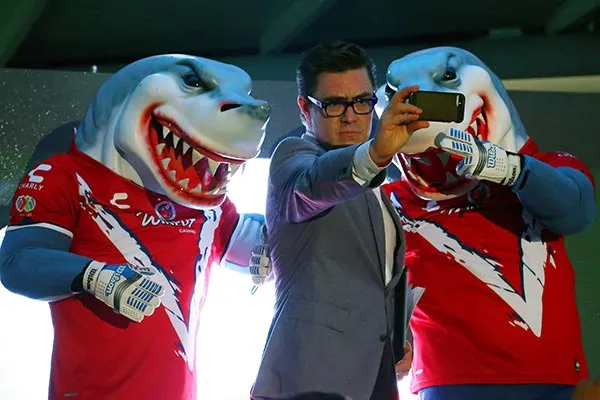 IMAGO7 El cronista junto a la mascota del Veracruz