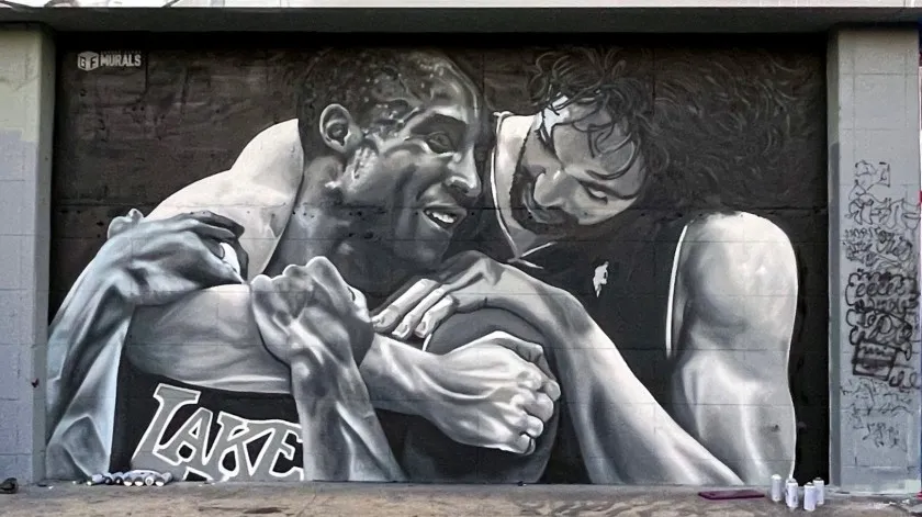 TWITTER @nba_skits Mural de Pau Gasol y Kobe festejando una jugada