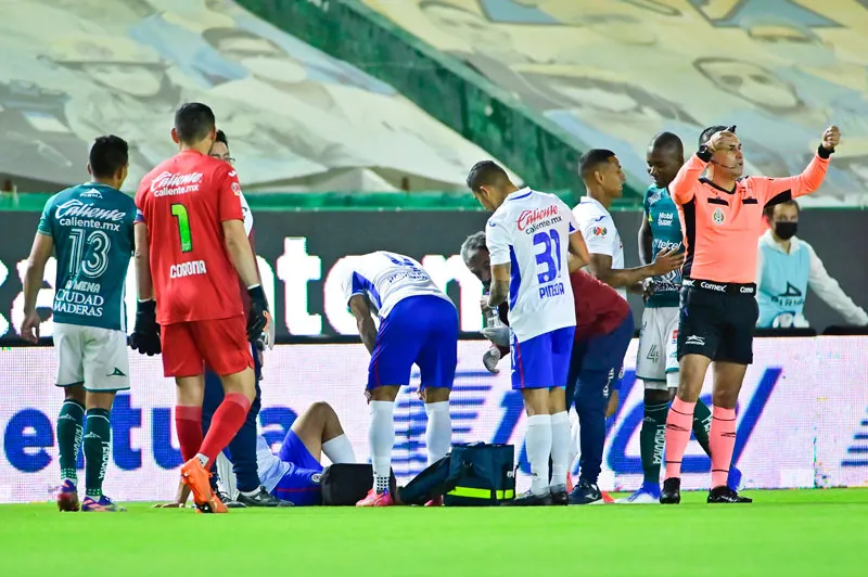 IMAGO7 El defensor de La Máquina es atendido tras su lesión