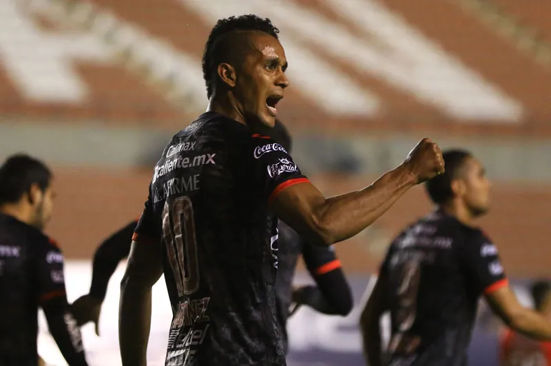 El ecuatoriano celebrando un gol con Xolos