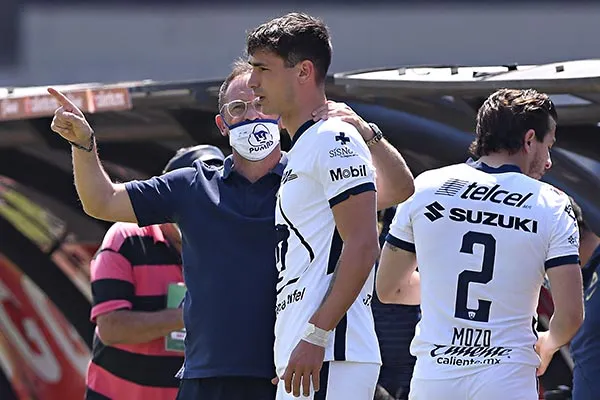 Andrés Lillini le da instrucciones a Dinenno