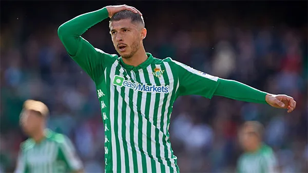 Guido Rodríguez en partido con Betis