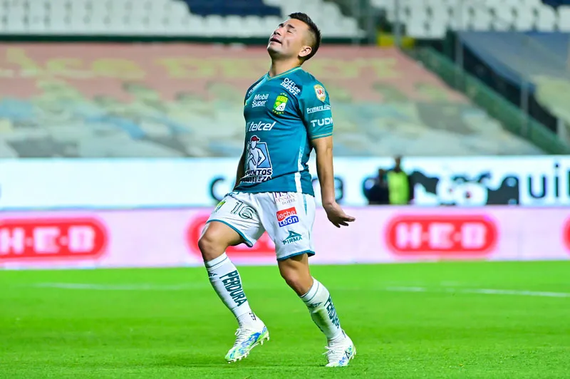 IMAGO7 Jean Meneses lamenta una falla en el partido contra Puebla