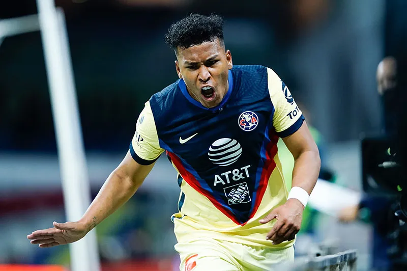 Roger Martínez festeja una anotación con América