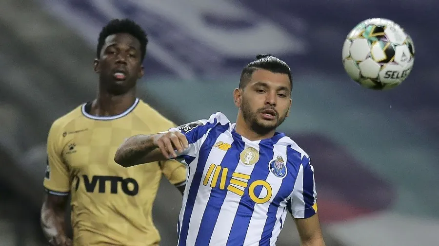 Jesús Corona durante un partido con Porto