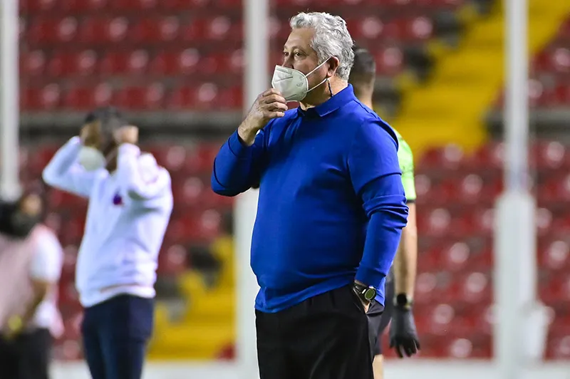 IMAGO7 Víctor Manuel Vucetich durante el duelo ante Gallos