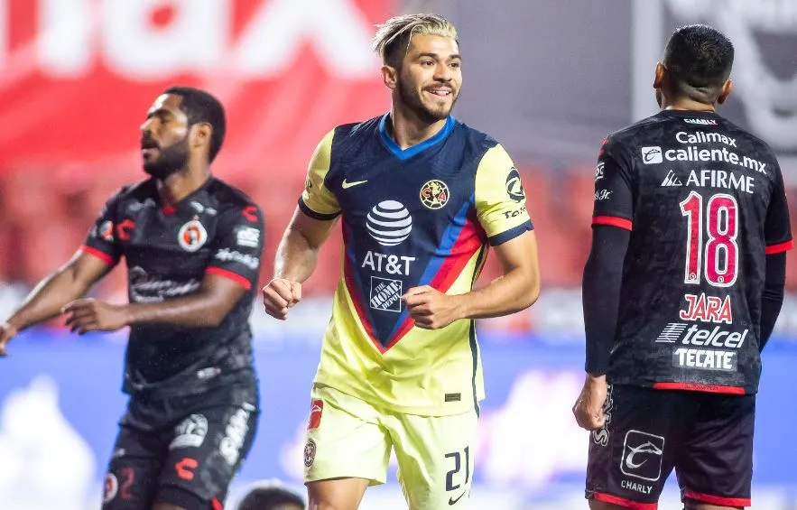 Henry Martín festeja un gol con el América