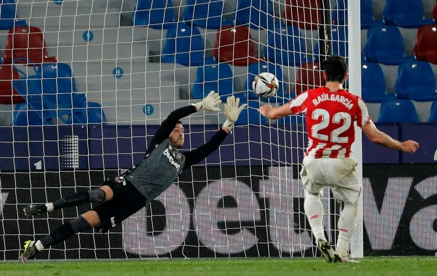 Cobro de penalti de Raúl García para empatar el partido