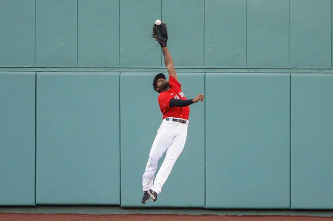 Bradley realiza una atrapada con los Boston Red Sox