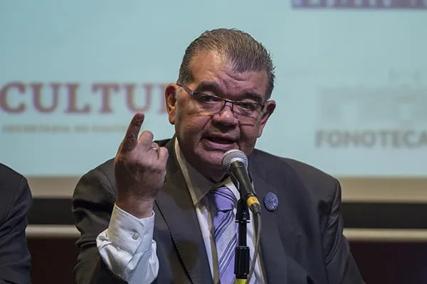 El narrador de TUDN durante un evento