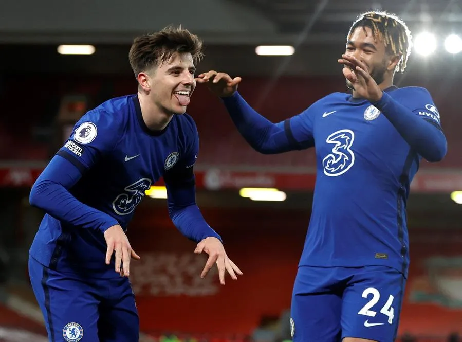 Mount y James en festejo ante el Livepool