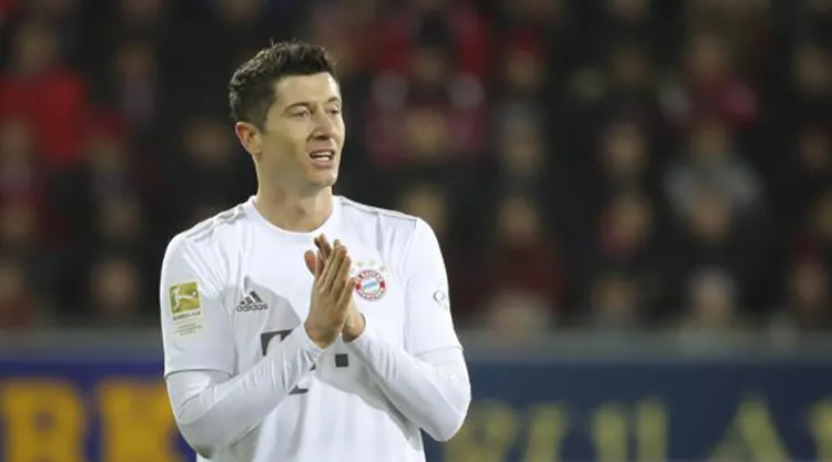 Robert Lewandowski durante un duelo con el Bayern Munich