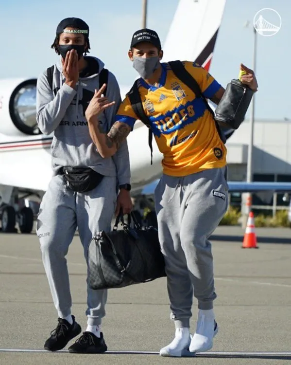 TWITTER @WARRIORS Toscano portando playera de Tigres