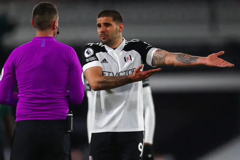 Aleksandar Mitrovic reclama una acción al árbitro