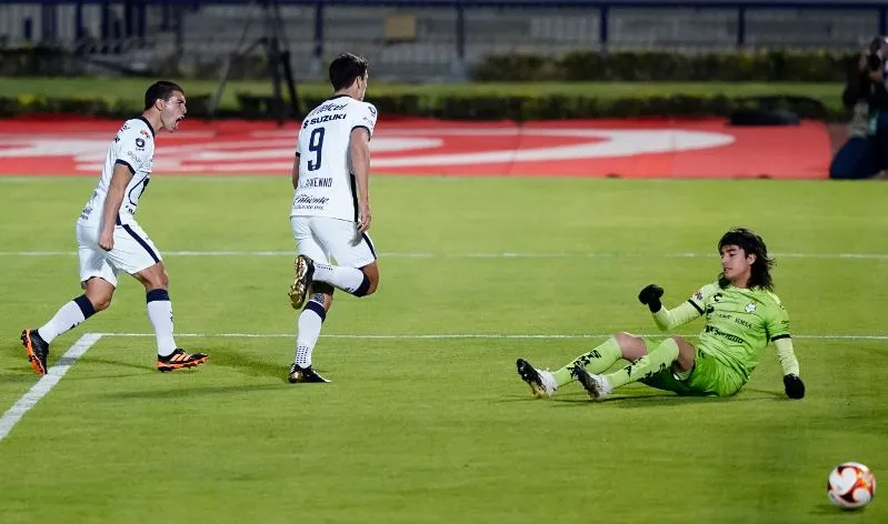 Acevedo se lamenta tras el gol de Pumas