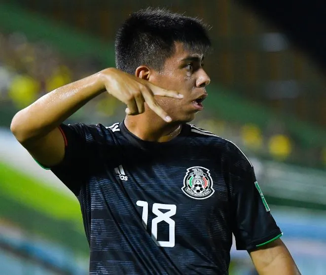 Efraín Álvarez, en acción con el Tri