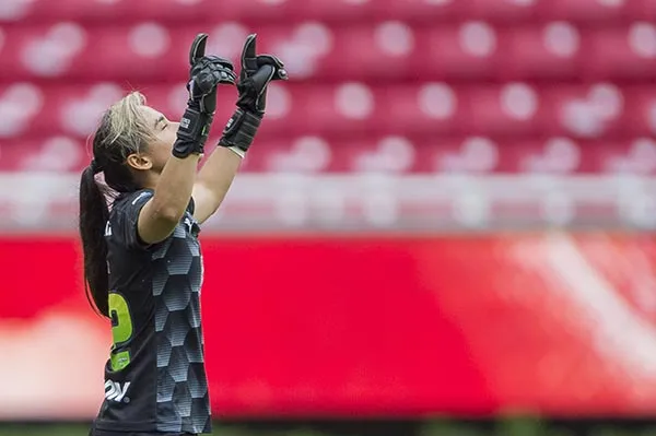 La portera de Chivas festeja una victoria