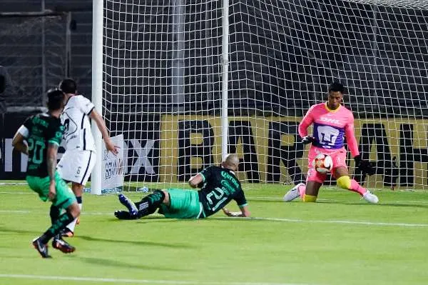 Alfredo Talavera, portero de Pumas, en acción ante Santos