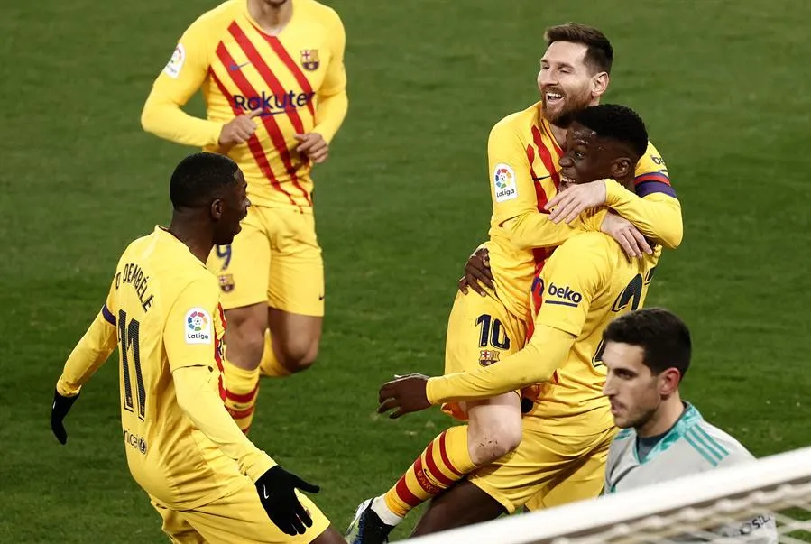 Jugadores del Barça celebran gol vs Osasuna