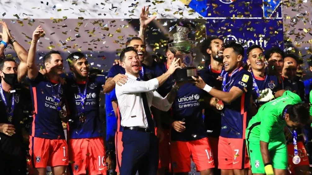 Mora festeja con sus jugadores