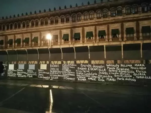 Vallas pintadas frente a Palacio Nacional