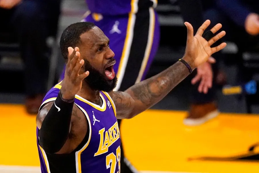 AP Lebron James durante un partido con los Lakers
