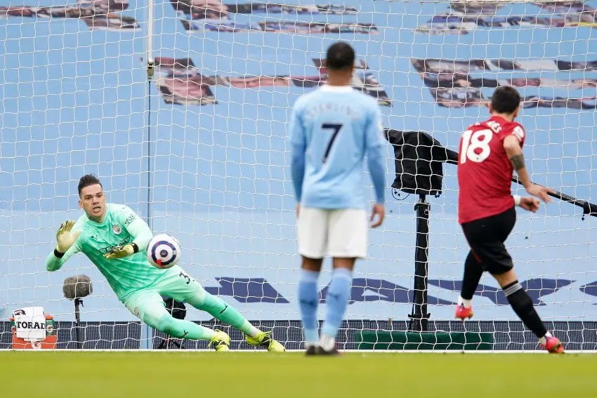 Ederson tratando de atajar el cobro de penalti de Fernandes