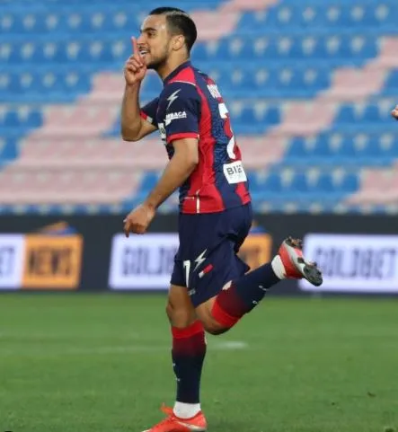 Ounas, festeja un gol con el Crotone