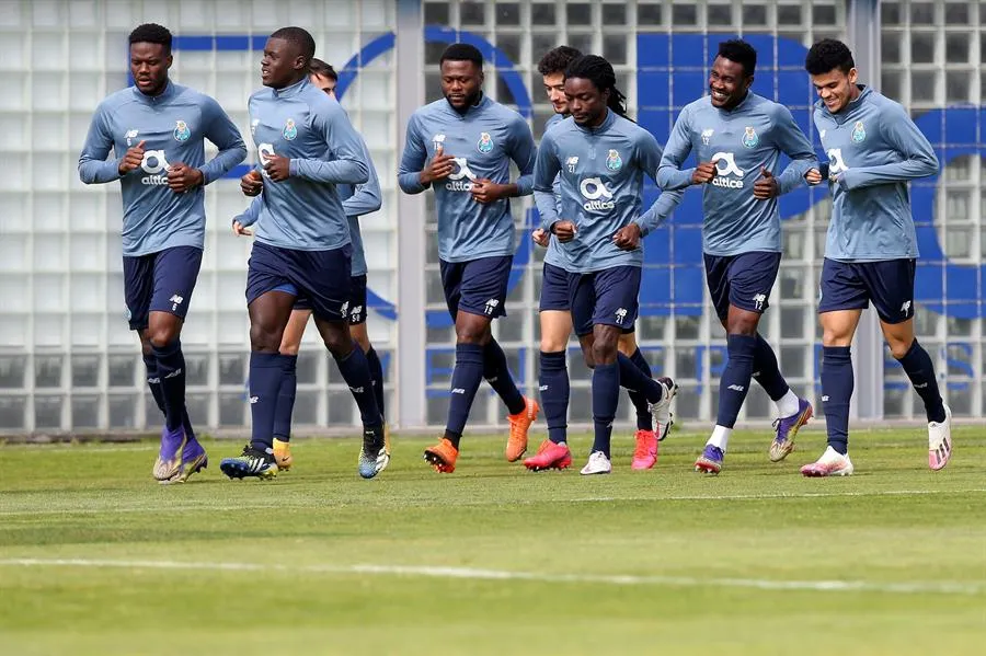 Jugadores del Oporto en práctica