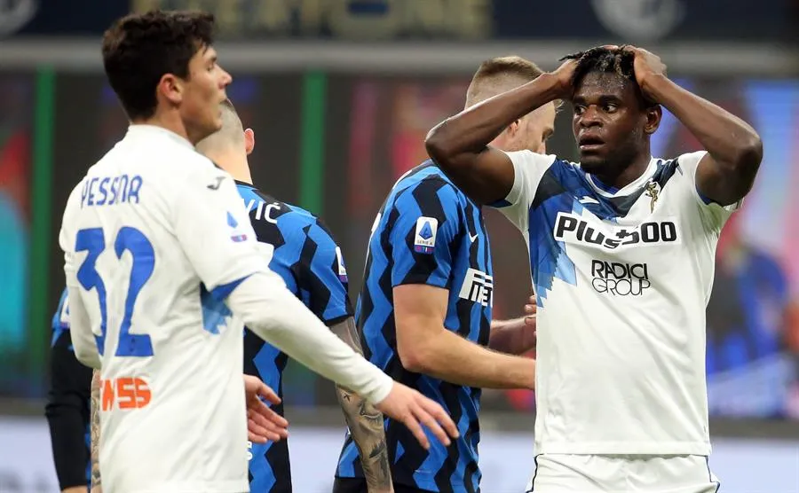 Zapata se lamenta una jugada de gol