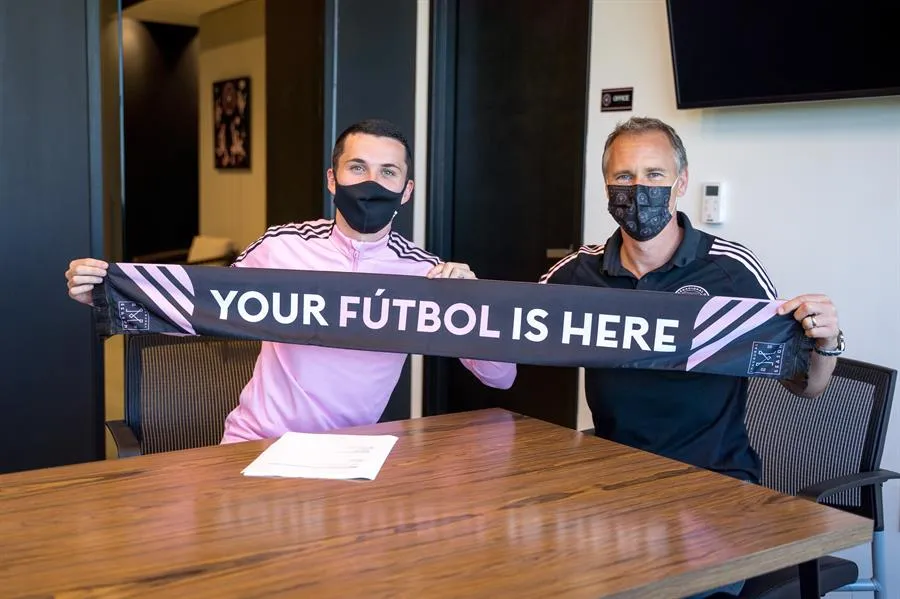 Lewis Morgan junto al director deportivo del equipo