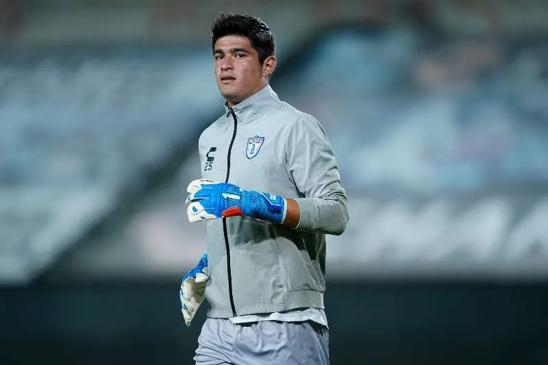Carlos Moreno en partido con Pachuca