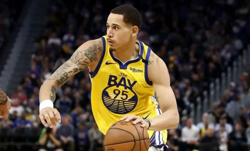 AP Toscano en juego de los Golden State Warriors