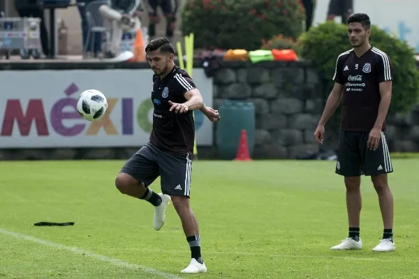 Henry Martín en entrenamiento de la Selección Mexicana con Raúl Jiménez