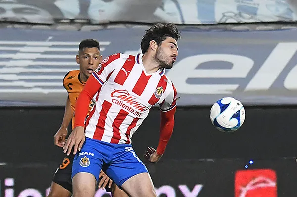 El defensa de Chivas en partido ante Pachuca