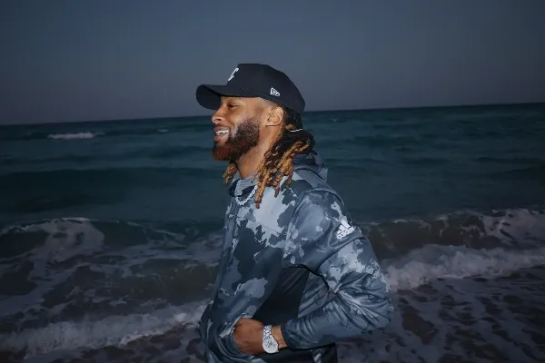 TWITTER @showtyme_33 Aaron Jones posa en el mar