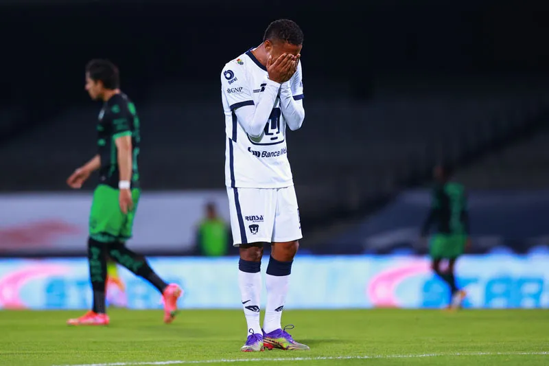IMAGO7 El panameño lamenta una acción en un partido del club felino