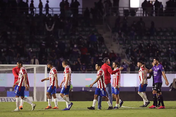 Jugadores de Chivas en el partido ante Mazatlán