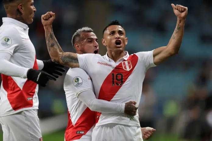 Yoshimar Yotún en un partido con la Selección Peruana