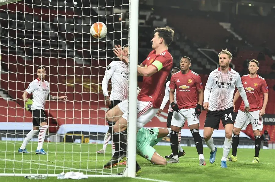 Tremenda falla de Maguire ante el Milan