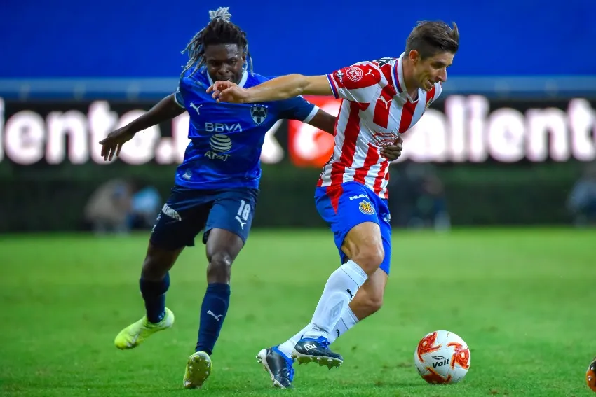 Brizuela y Loba en un juego de la Liga MX